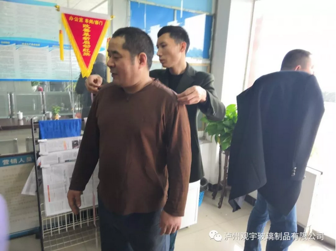 瀘州玻璃酒瓶定制.png 瀘州玻璃酒瓶定制.png