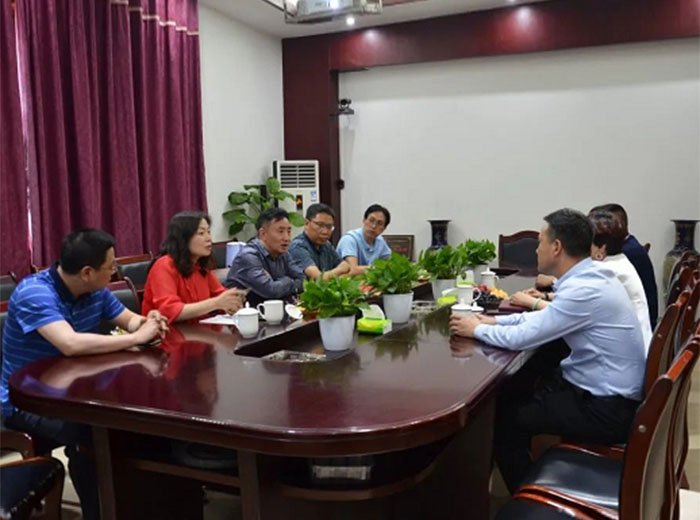 遵義市和平經(jīng)濟(jì)開(kāi)發(fā)區(qū)領(lǐng)導(dǎo)蒞臨觀宇玻璃考察