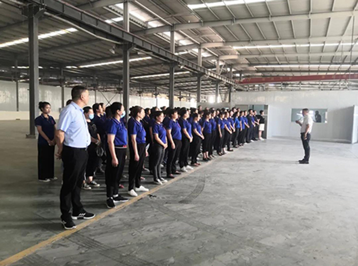 觀宇集團(tuán)董事長(zhǎng)出席隆昌唯泰玻璃開(kāi)業(yè)典禮