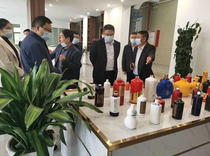 茅臺(tái)集團(tuán)黨委委員、副總經(jīng)理吳浩軍及播州區(qū)委書(shū)記陳松等領(lǐng)導(dǎo)一行蒞臨首創(chuàng)公司參觀指導(dǎo)工作